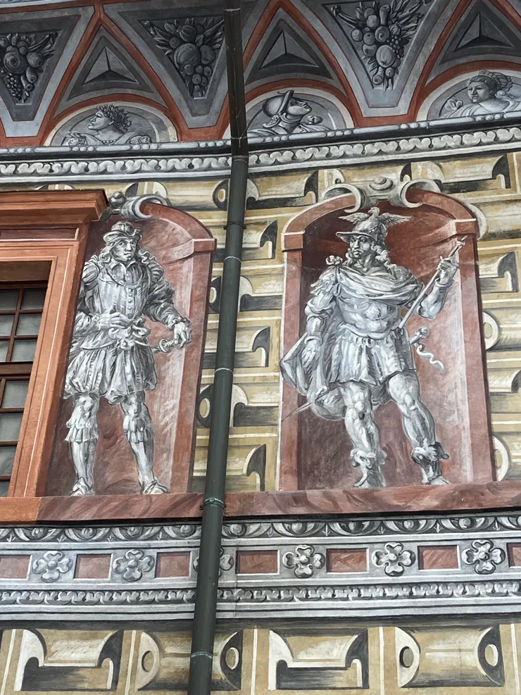 彩繪塔入口處的濕壁畫，修復時間較近，更為細緻和立體