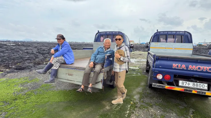 歐力桑在岸邊等漁產