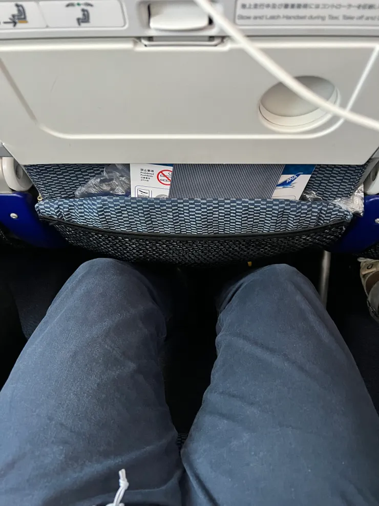 NH854日本線就是塞好塞滿，椅距很短