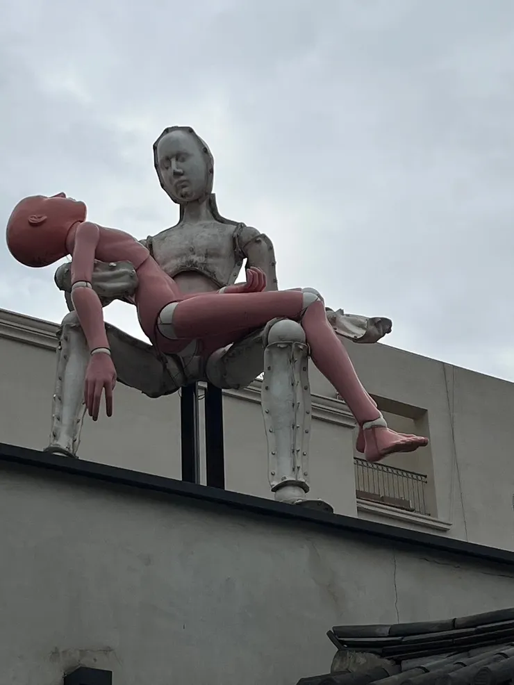 走北村的路上，有許多裝置藝術