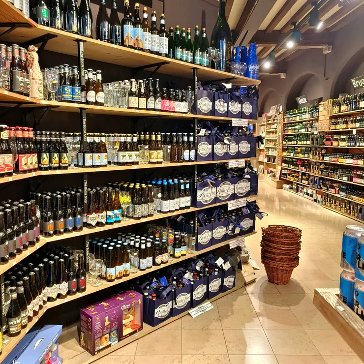 【城堡廣場週邊一間叫Bottle的啤酒專賣店,裡面大概什麼比利時的啤酒都有,可惜飲量有限,又已在超市買了3瓶,勉強再買2瓶,加上房東贈送的2瓶,後來在外中餐又喝一瓶,布魯日3天2夜實已過量。】