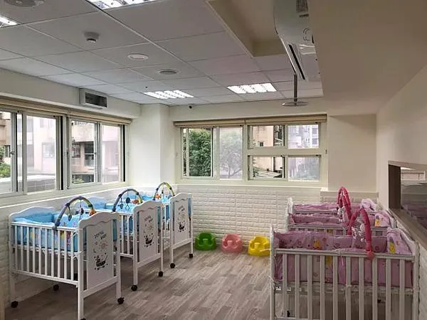 白兔班的孩子有自己的床鋪，還有學坐椅