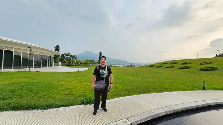 我身後是八里觀音山!