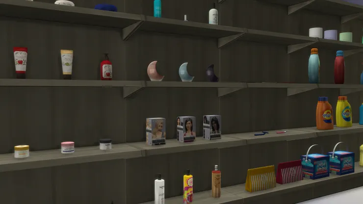 隔壁的貨架放有護髮用品。