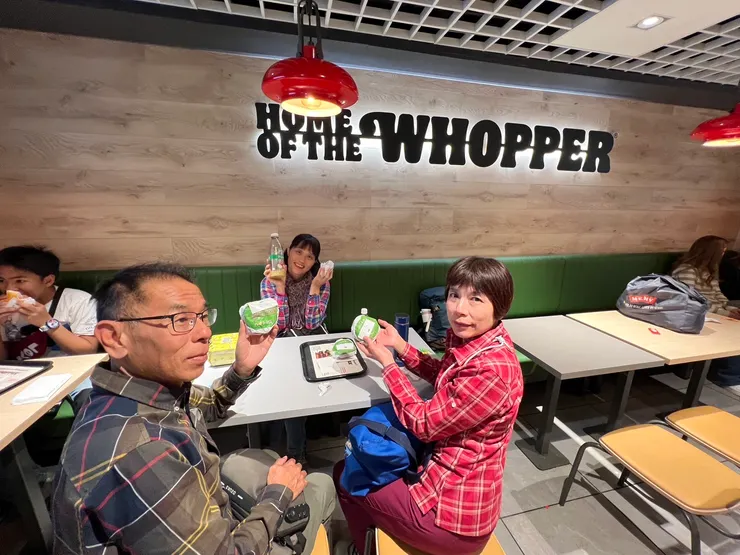 點最便宜的小漢堡一個台幣120元