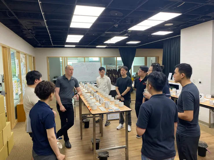 評鑑開始前,主審與團隊一起評估咖啡的烘焙程度。