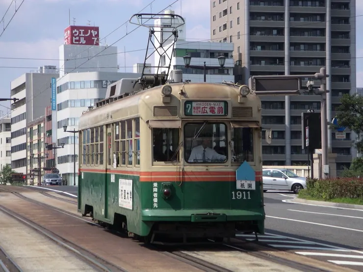 廣島電鉄1900形電車，原京都市電1900形電車，直到2024年5月為止15輛車仍在使用。