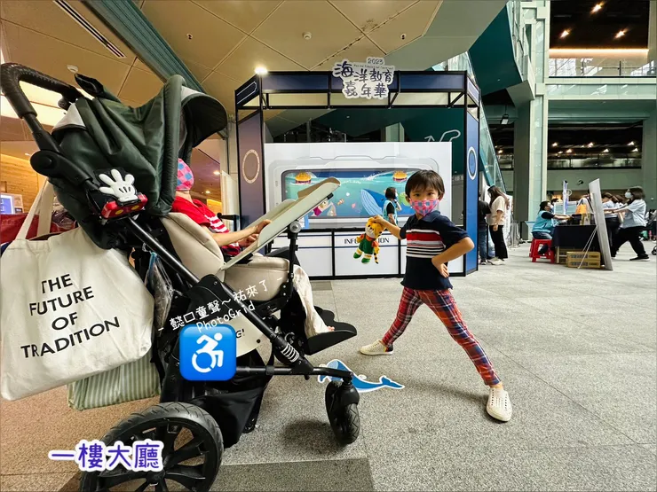 臺灣科學教育館 1樓一進來就可以看到拿闖關卡的櫃台。