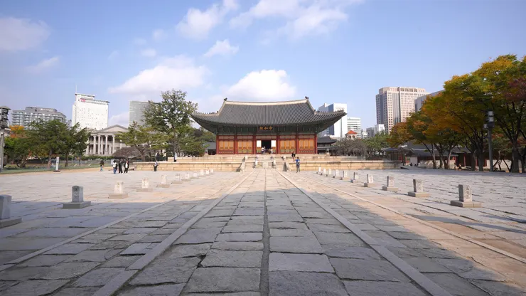 文官走右側文路，五官走左側午路。中間是君王走的御路。