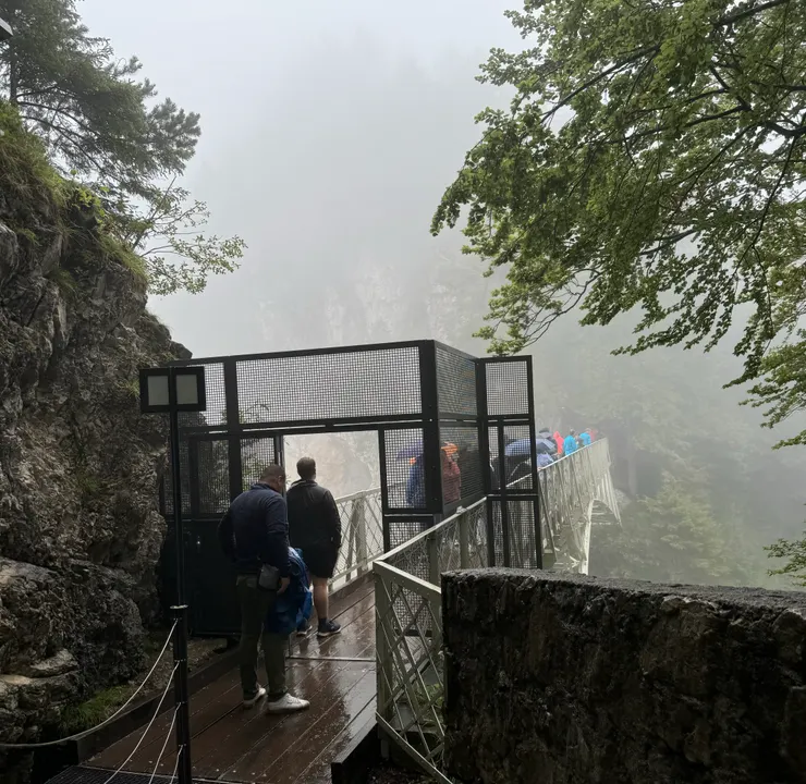 瑪莉安橋，但天氣糟什麼都看不到