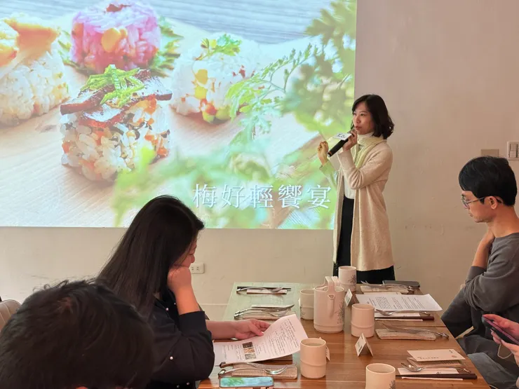 記者會幫總監放個背景