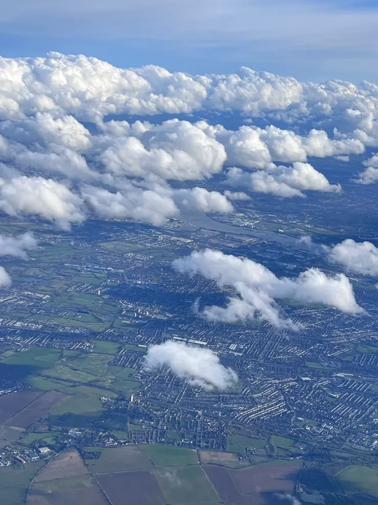 從飛機上看著倫敦,一區區的房子整齊排列著