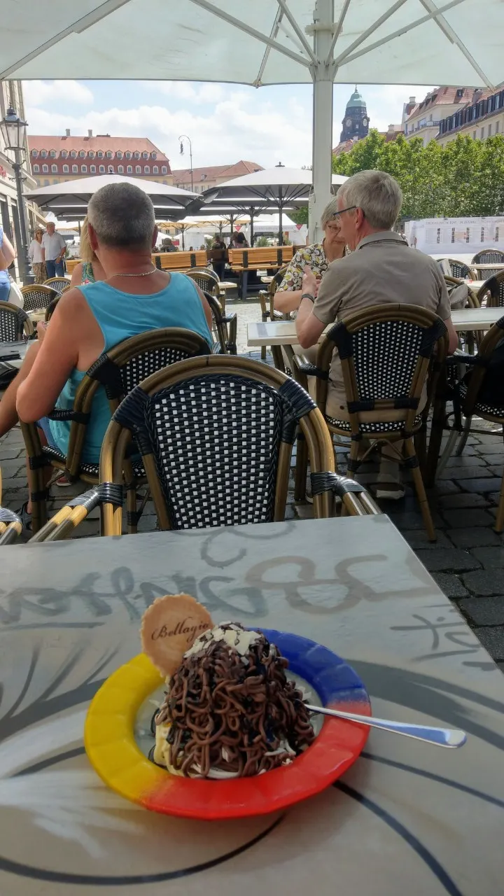 戶外用餐區&好多人都來吃冰