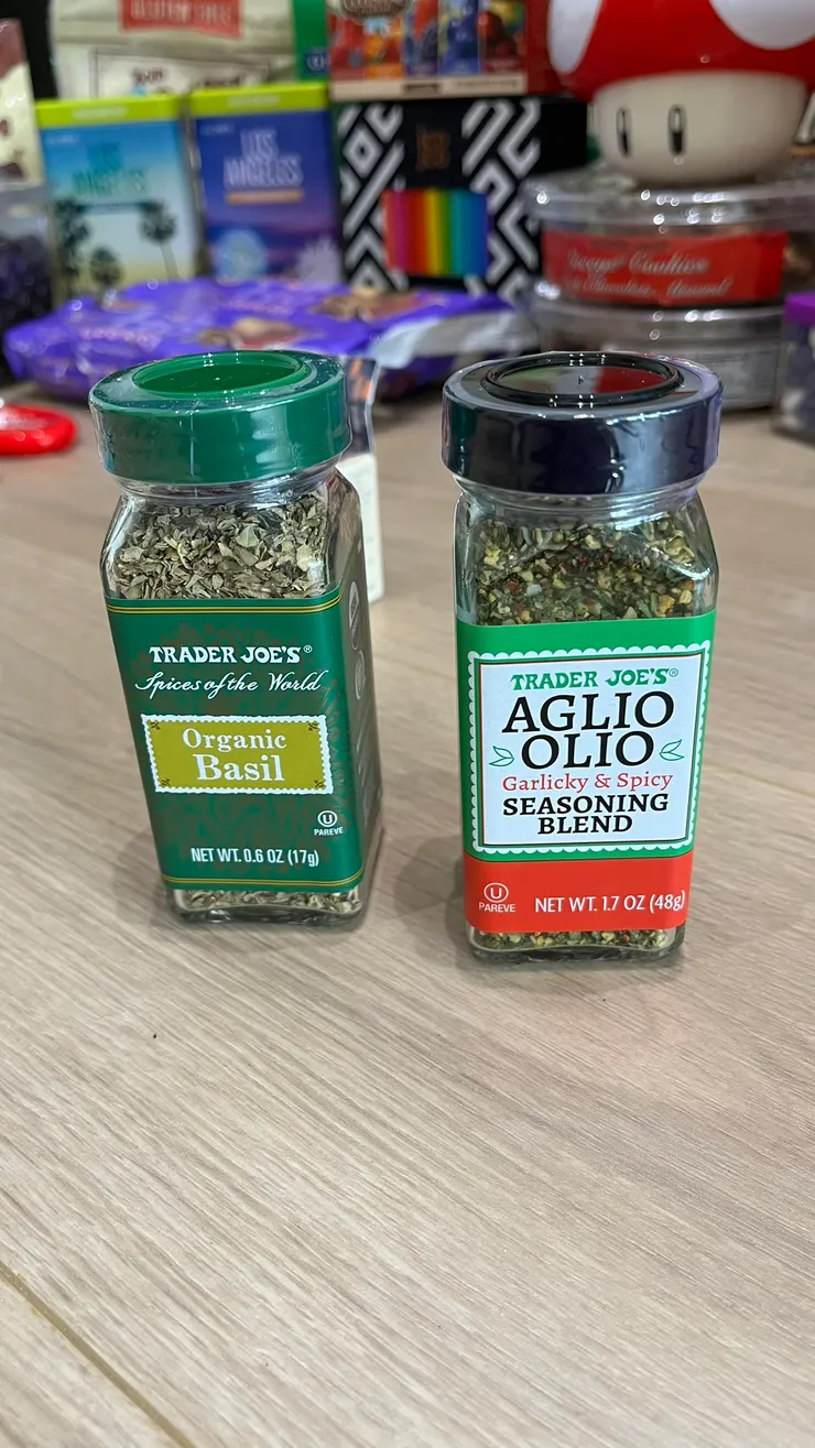  Basil1.99元、Aglio Olio 則是2.49元，同樣要加10.35%的稅。