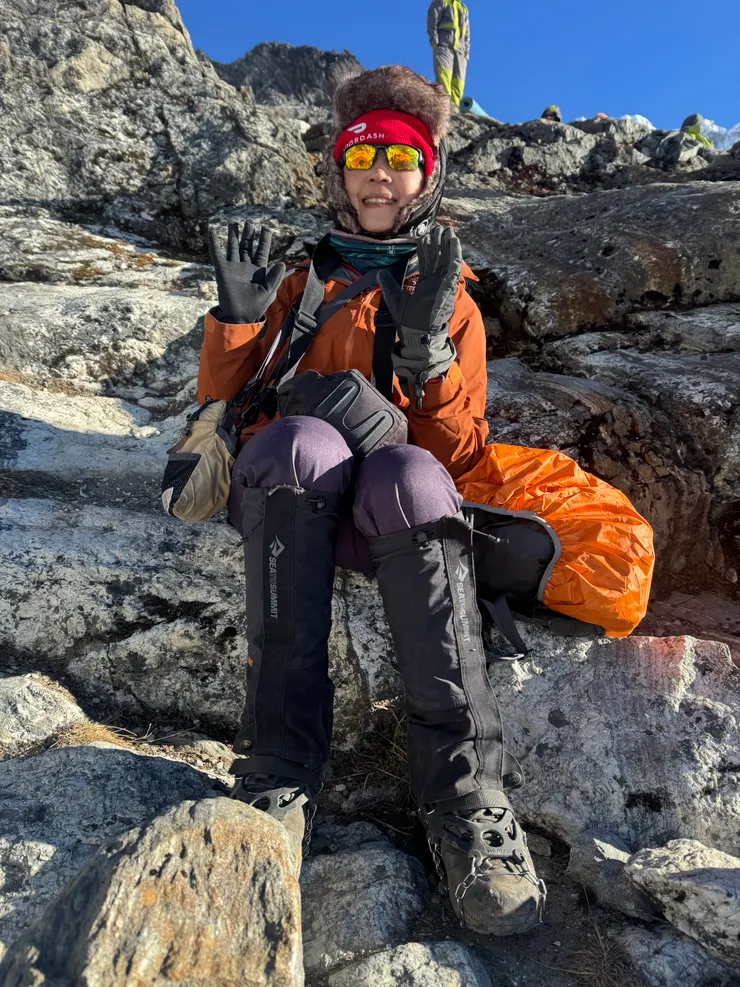 這是我過pass那天的穿著，兩條長褲（毛褲＋刷絨褲），兩件羽絨衣，手套帽子全副武裝。特地請嚮導幫忙拍照留念。