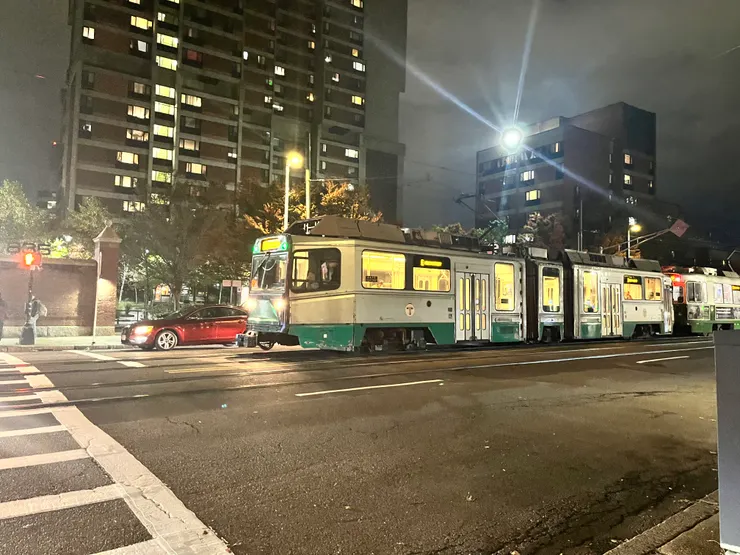 路面段地鐵就像輕軌，與一般車輛並行在馬路上