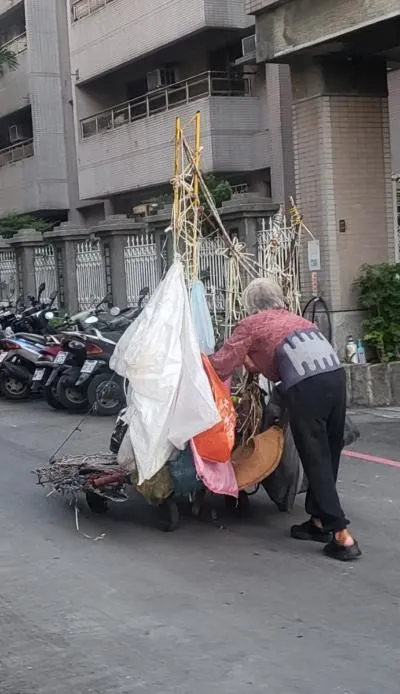 回收棄物的阿婆(已經脊椎隆起)李建崑攝影