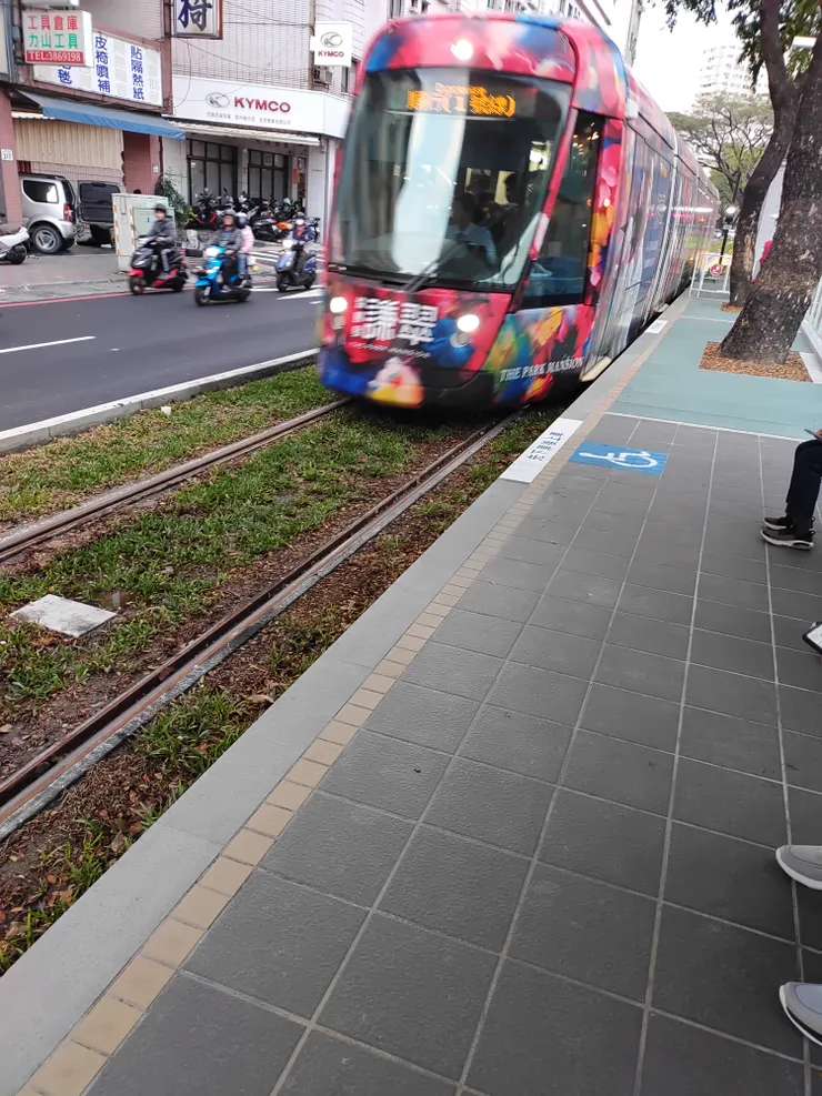 大順路上~順行方向的輕軌