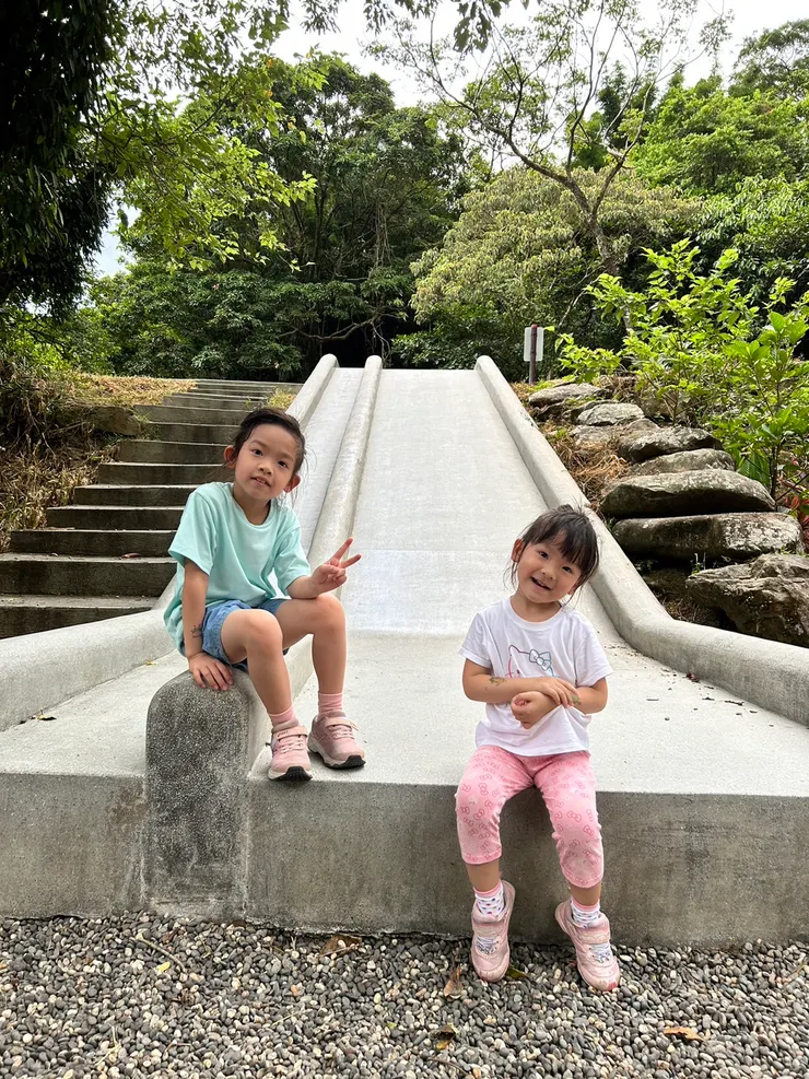 玩了十幾次溜滑梯的兩姊妹 ^^