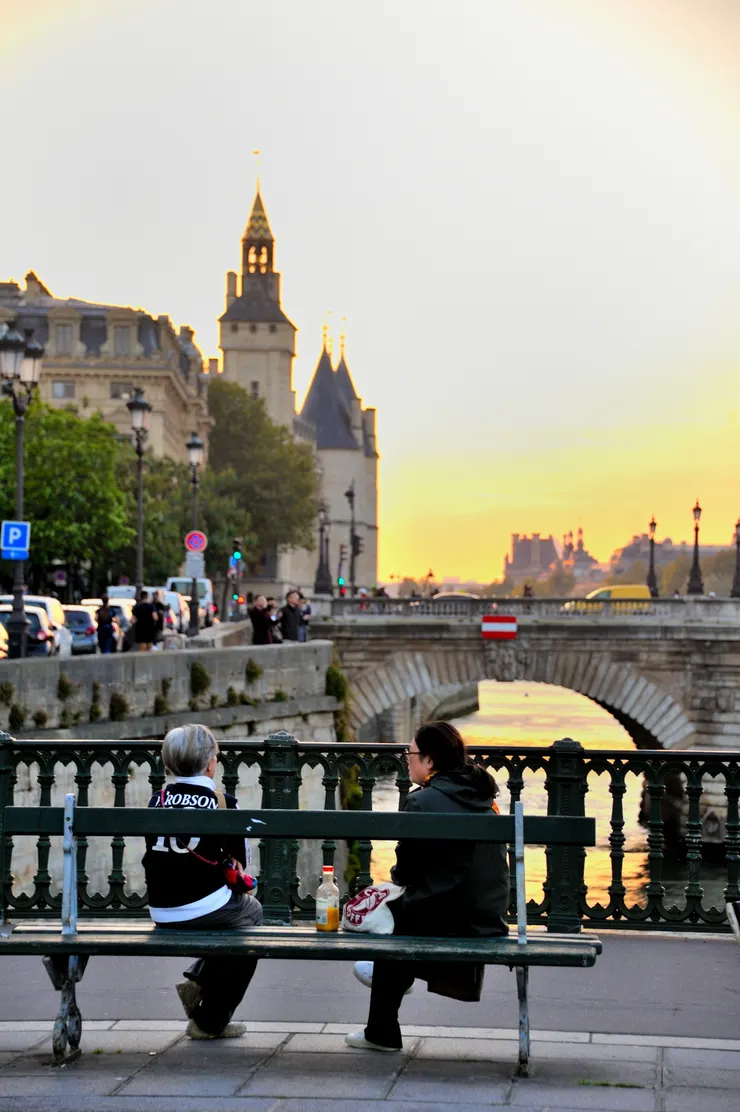 【塞納河觀光船往復岸邊遊人消閑】