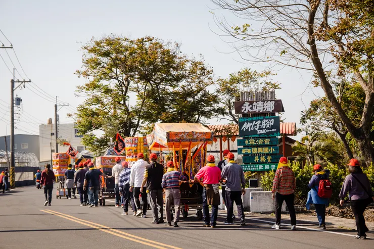 照片中右側的招牌，上面有竹子村及村內的重要地標