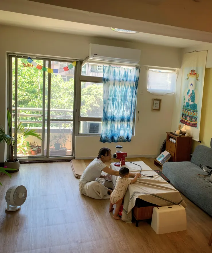 收納很重要，月櫻選顏色和諧的布料作為開放式層櫃的門簾與桌巾，可以減少視覺的凌亂感。