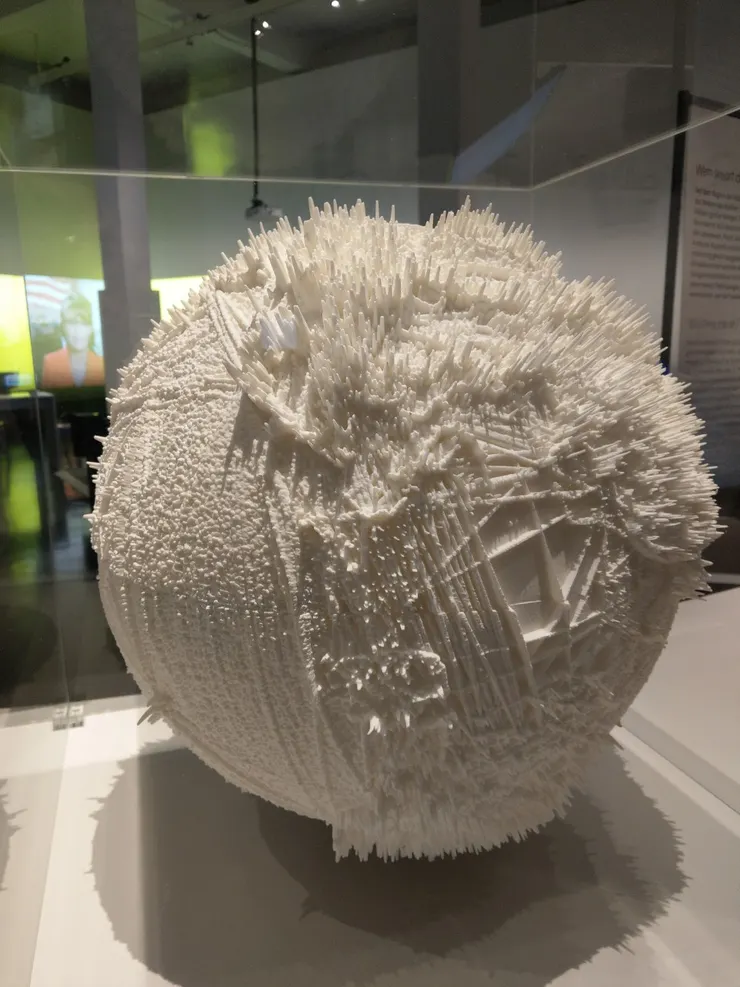 反映出南北半球航空與貨運路線造成,對大氣造成的不同影響。照片中間比較低的是北半球的北極