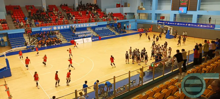 緊急醫護區在不影響比賽的狀況下，通常會設在角落一隅。（照片右上端、擔架附近）