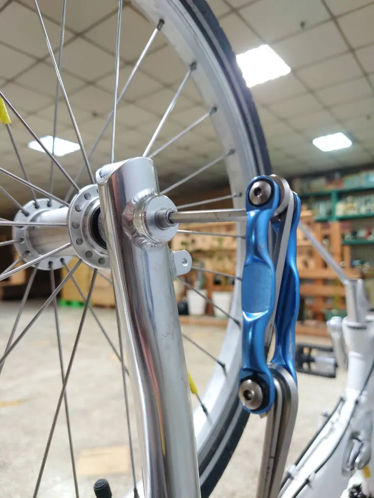 拆除輪組固定螺絲