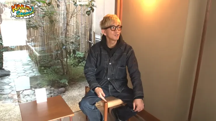 老闆娘讓木村坐上「木村專座」介紹給觀眾，歡迎粉絲前來光顧及拍照留念