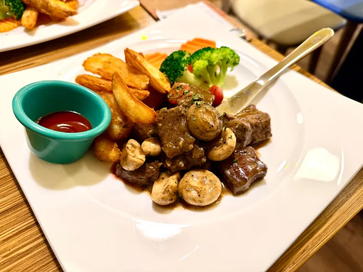 圖文不符，今天的骰子牛不錯吃😋