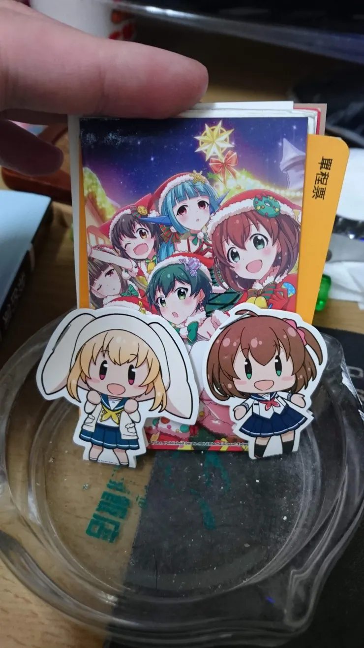 這個是當時不知道哪拿來的菸灰缸暫時作擺拍，當時還有跟一些卡片暫時放一起，還滿髒的XD