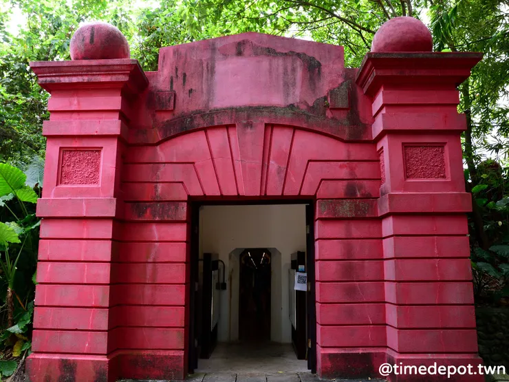 蓄水池的大門有著石材的厚重感，猶如城堡一般