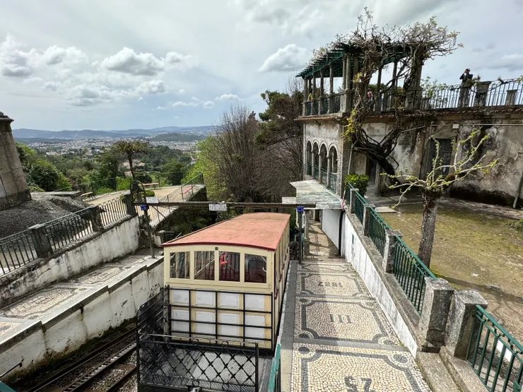 這個像箱子或倉庫樣子的就是纜車