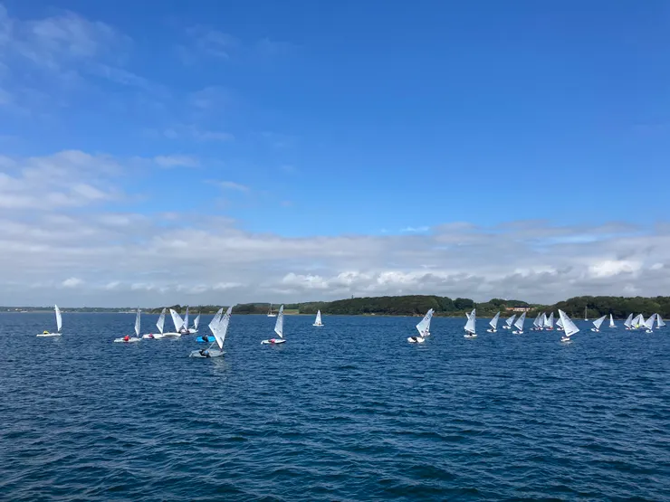 在去程路上看到一群像是帆船俱樂部的成員趁著好天氣出遊。