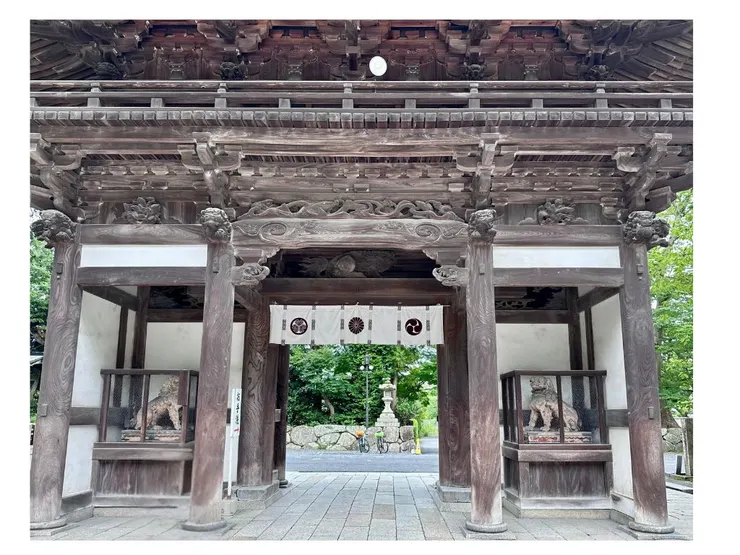 從日牟禮八幡宮看出去，外面那兩台就是我們騎來的腳踏車