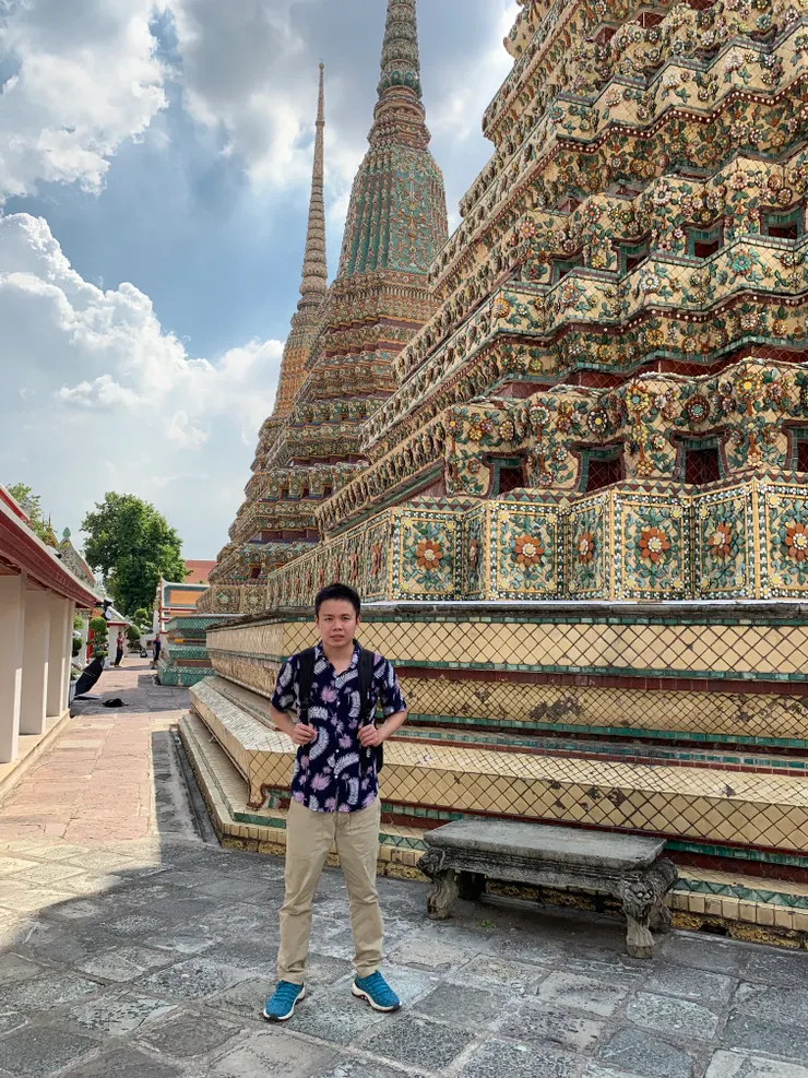 臥佛寺內有很多佛塔，近看精緻，遠看很壯觀