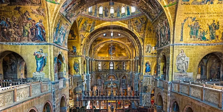 聖馬可大教堂。祭壇兩側設有高聳的唱詩班席。(圖片來源:維基百科)