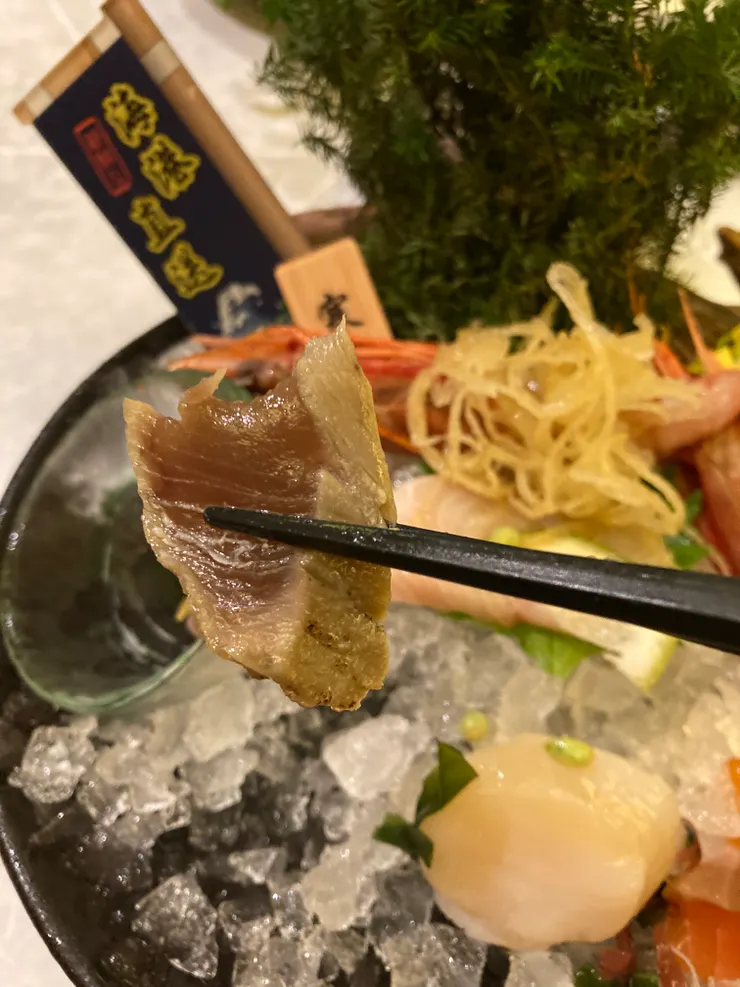 這過深色肉質的生魚片不知道名為何物，非常柔軟滑口，很棒，值得給它一張特寫