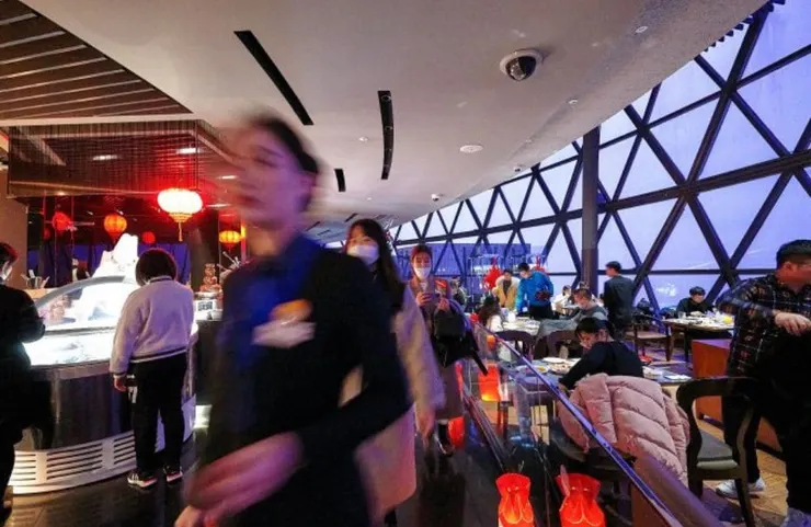 上海電視塔的旋轉餐廳@Google/Pinterest