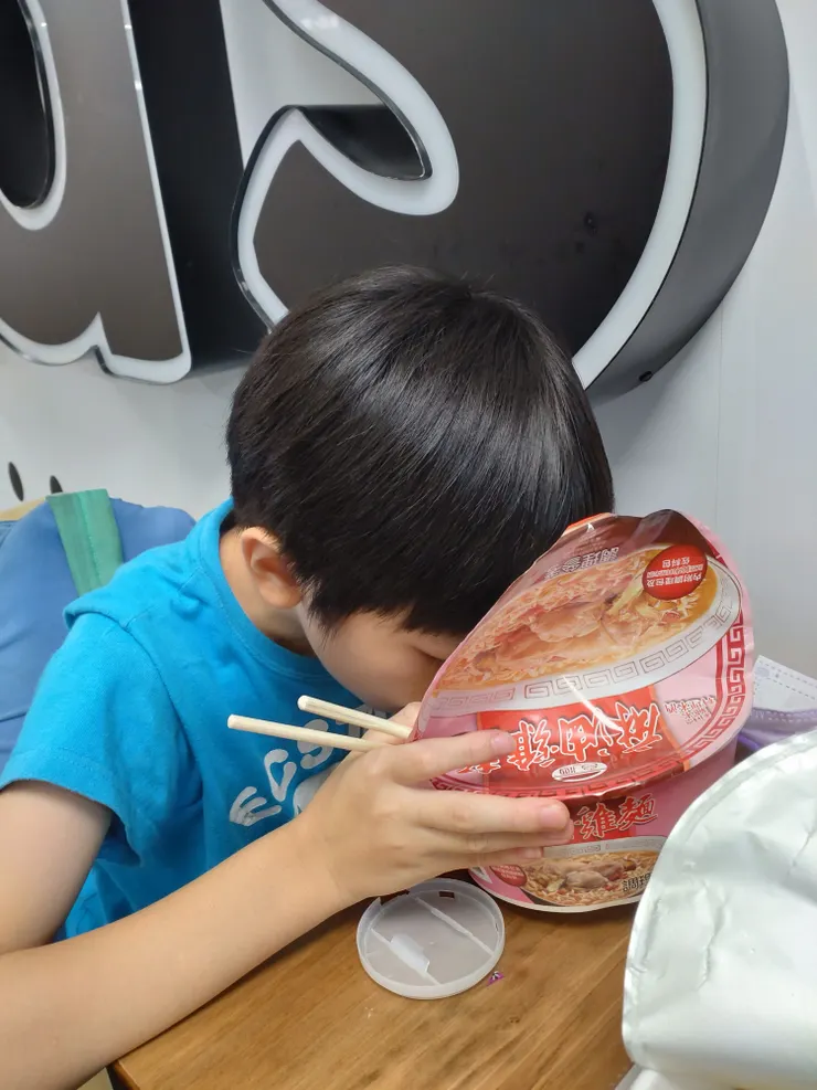 台酒泡麵是頂級的享受啊！