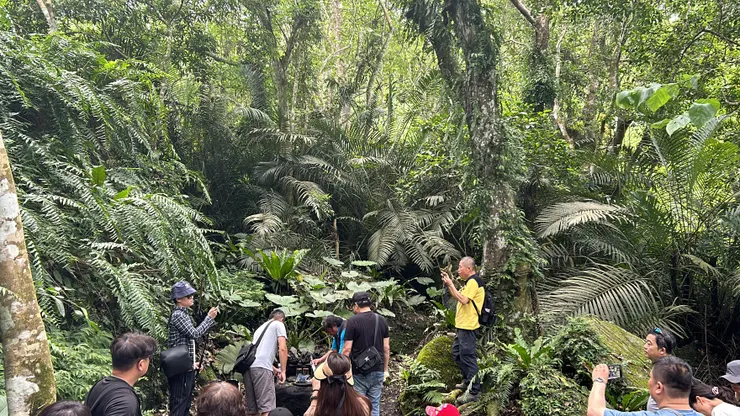 原住民大哥正在準備入山儀式