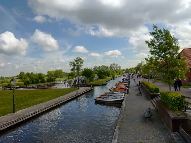 到了!沿著這條路直直往前走就能到羊角村了!