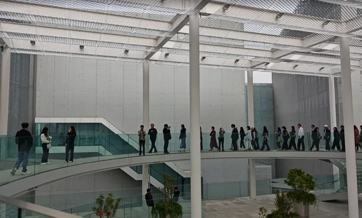 金屬網格天幕與弧形空中步道，構成綠美圖開放又充滿層次的戶外場景