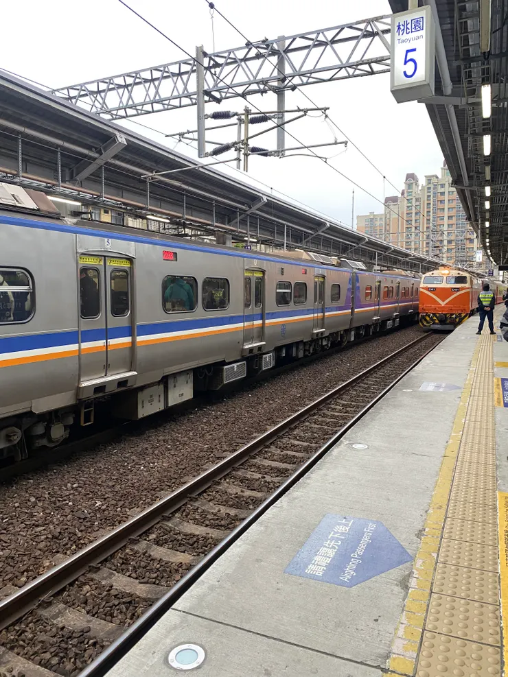 如願的在傍晚趕上火車