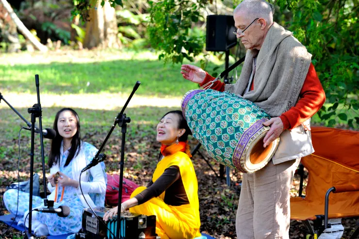 【木丹加鼓手風琴吉它古茹都擅長！鼓打到忘我處不覺起立。】