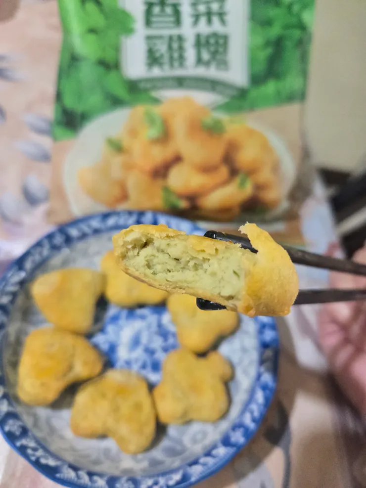 一咬下去,哇喔!有香菜很清爽