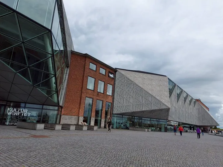 一早還淨空的文創園區廣場，學生尚未聚集