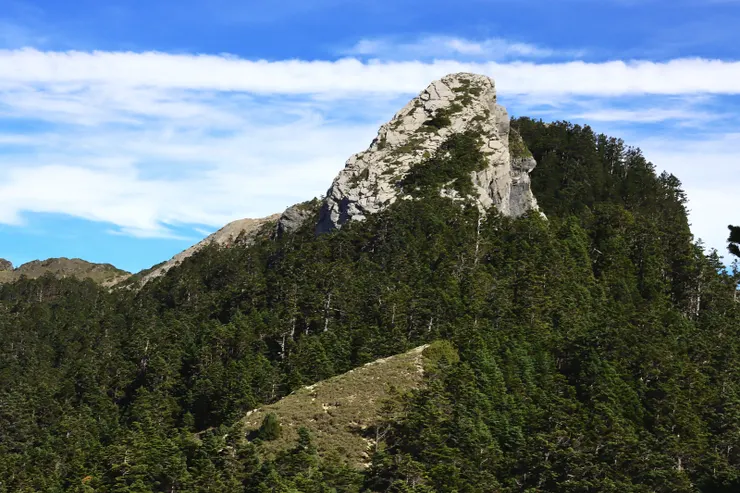 ▲林間回望陶塞峰