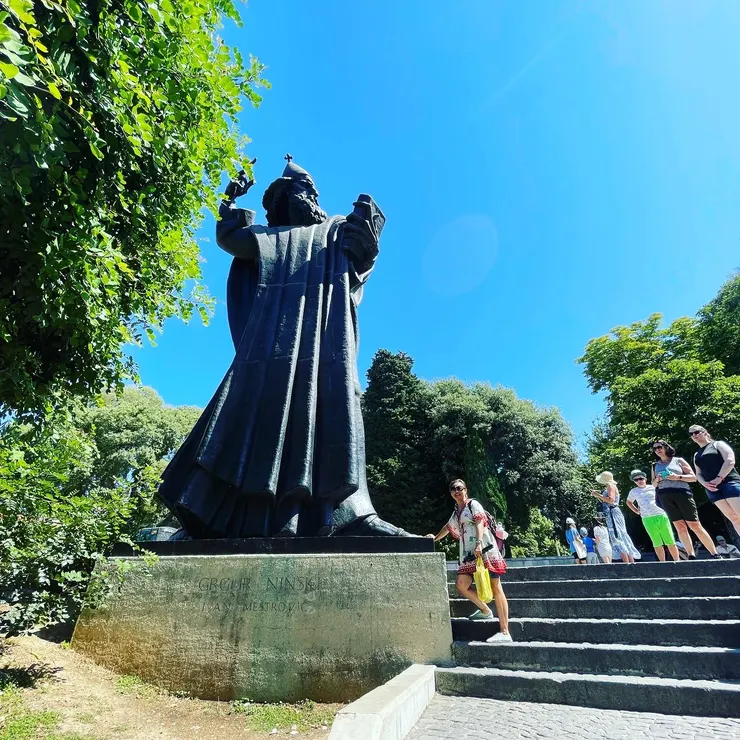 據說摸到主教神像的腳指頭會帶來好運